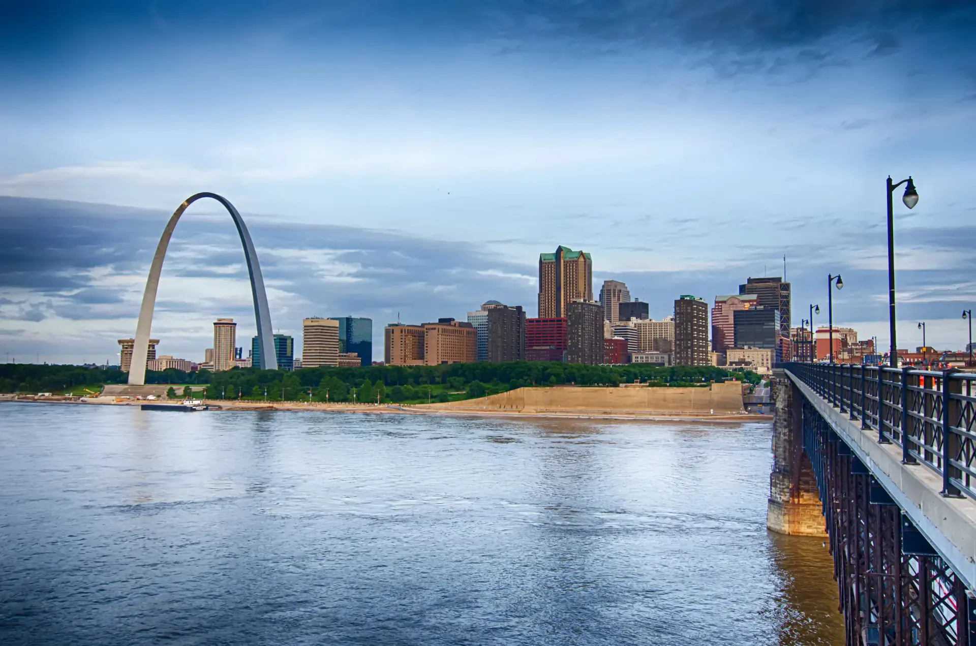 Doorbusters Lock & Key 24/7 emergency locksmith serving St. Louis, MO — Gateway Arch daytime skyline
